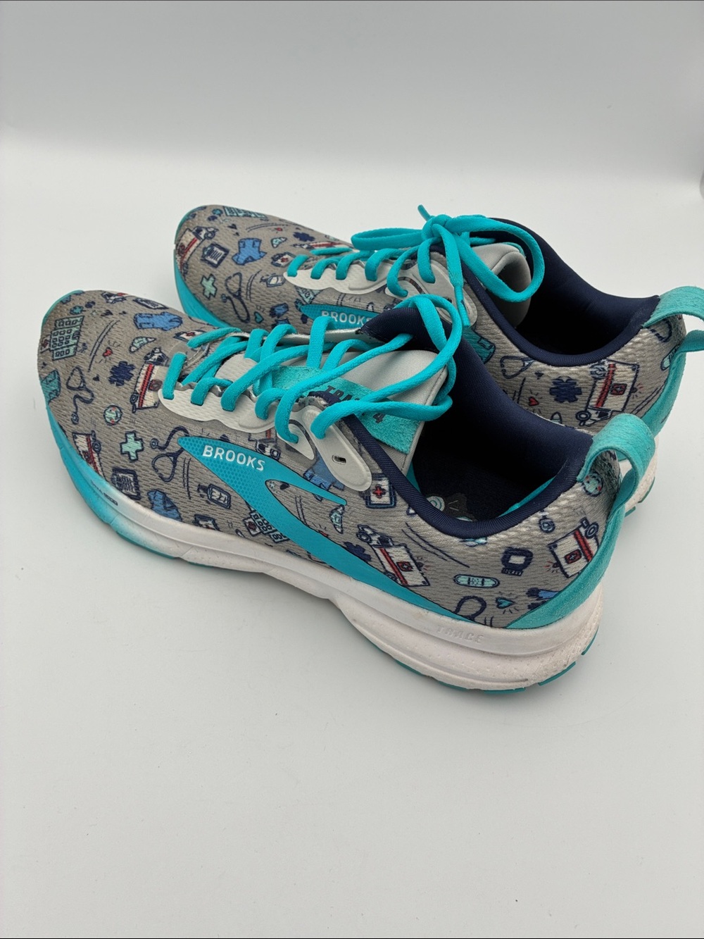 Brooks Women’s Size 10 Trace 4 Teal and Gray Nursing Medical-Print Sneakers